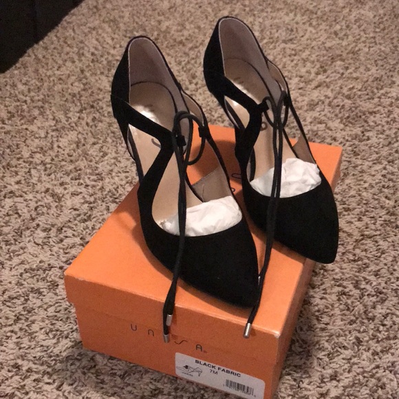 unisa black pumps